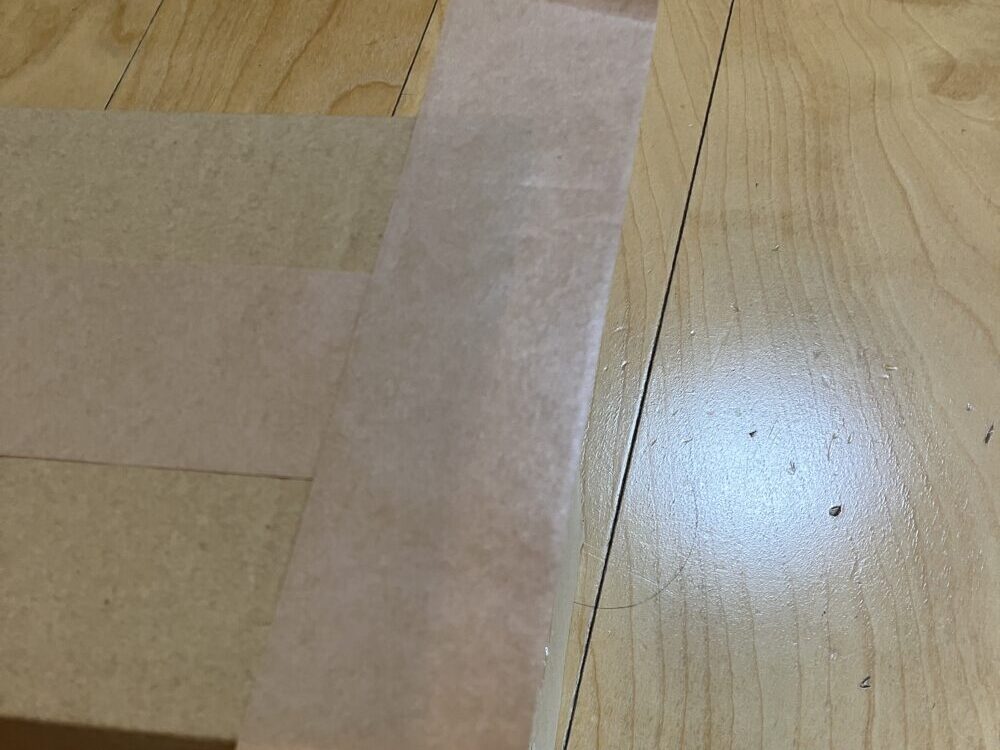 縦のガムテープを貼る