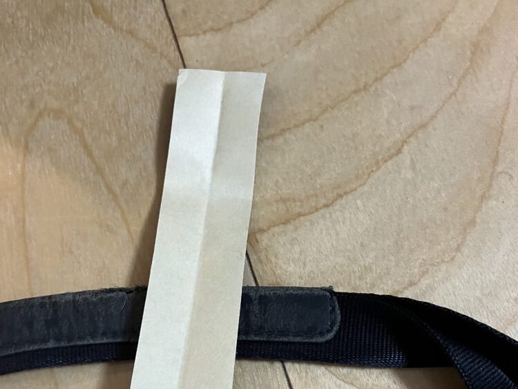持ち手の補修：テープを真ん中で山折りする