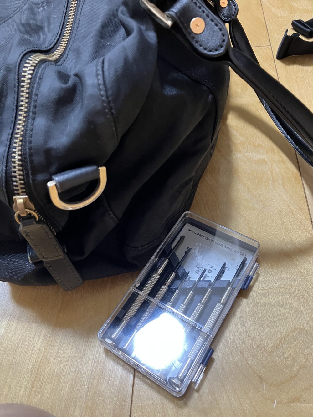 ねじを丁寧に締めていく