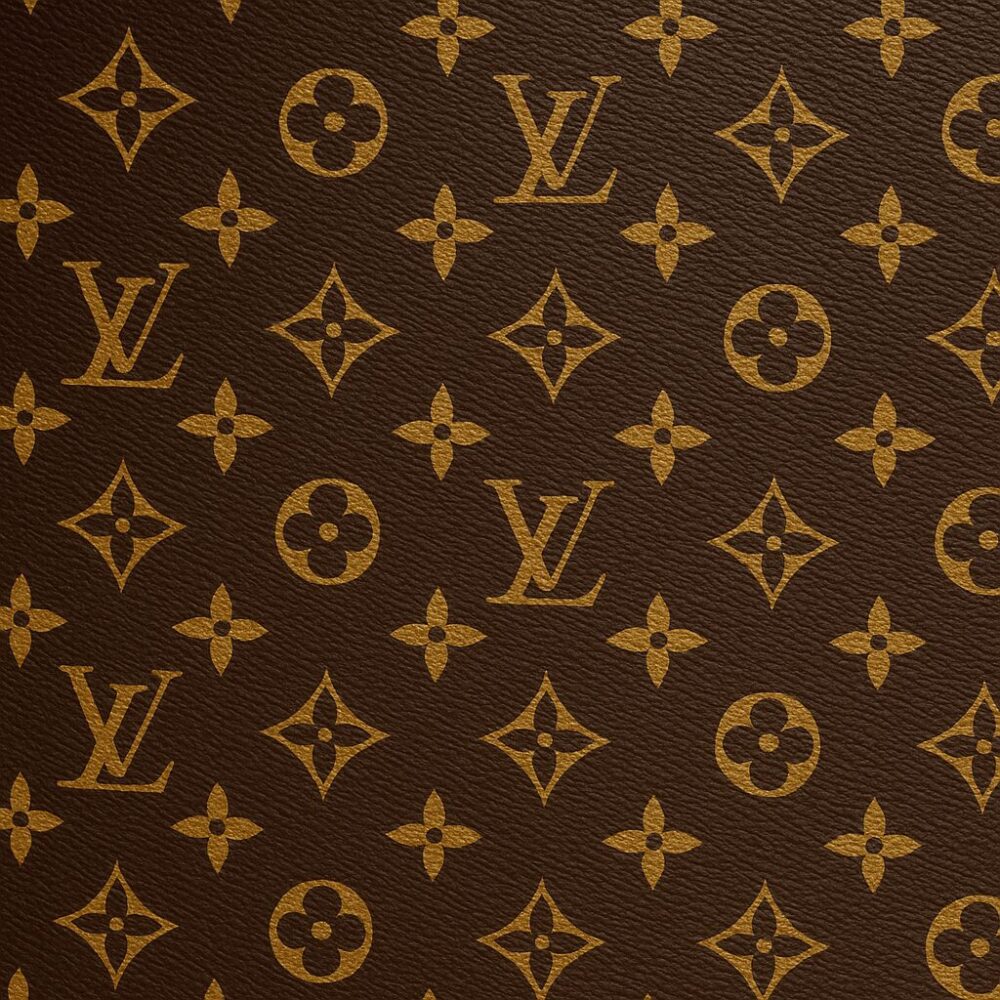 モノグラム(Monogram)は、ルイ・ヴィトンを代表するデザインパターンで、「LV」のロゴと花や星をモチーフとした幾何学的な模様